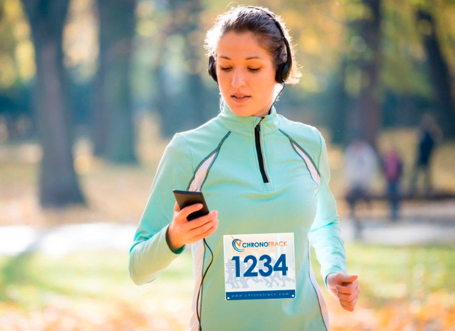 Atleta viendo resultados en celular